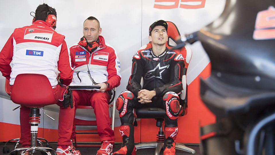 Jorge Lorenzo berada di pit box Ducati menjelang tes di Valencia, Spanyol, beberapa waktu lalu. Copyright: &copy; Getty Images